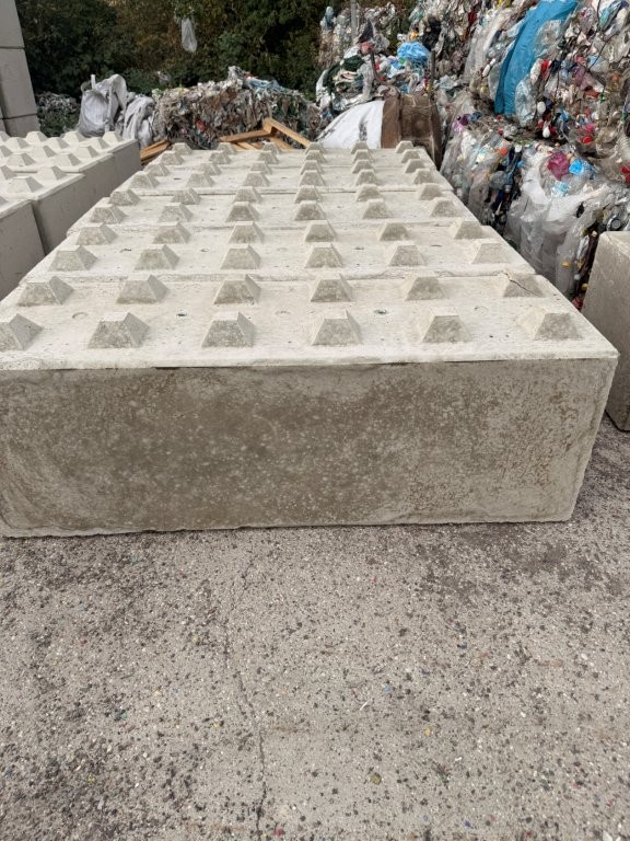 Betónový blok v prostredí recyklačnej prevádzky